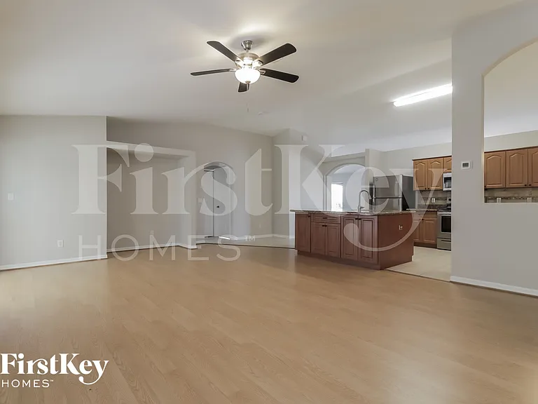 927 NW 10th Ave — Photo 3