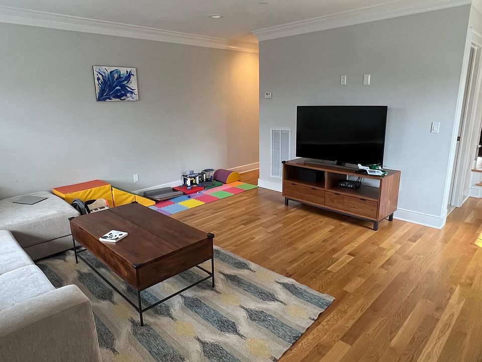 1st image of 20 Lincoln Ave #2