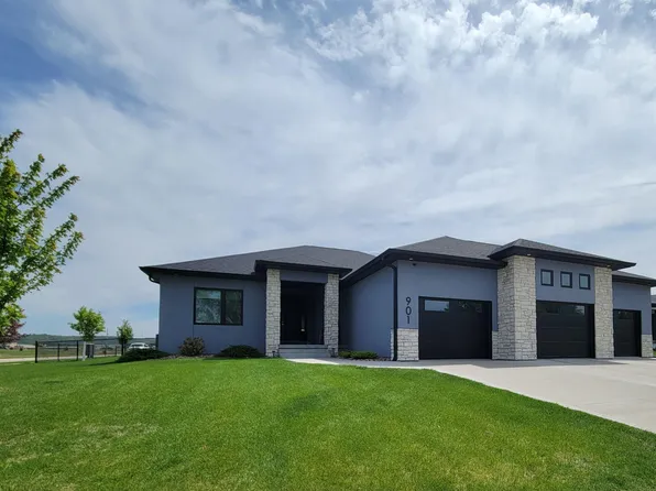 901 Lakeshore Cir, North Sioux City, SD 57049