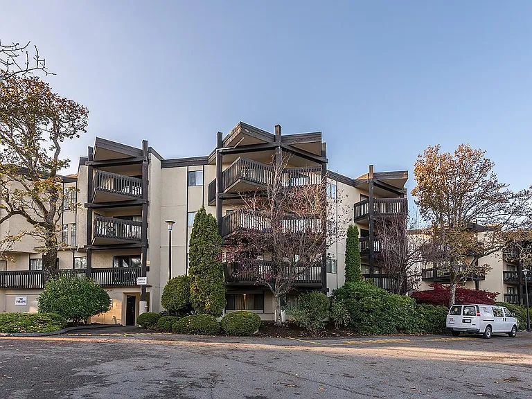984 McKenzie Ave — Photo 12