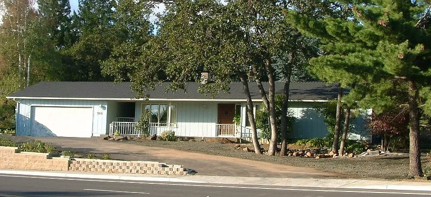 385 N Phoenix Rd photo 1
