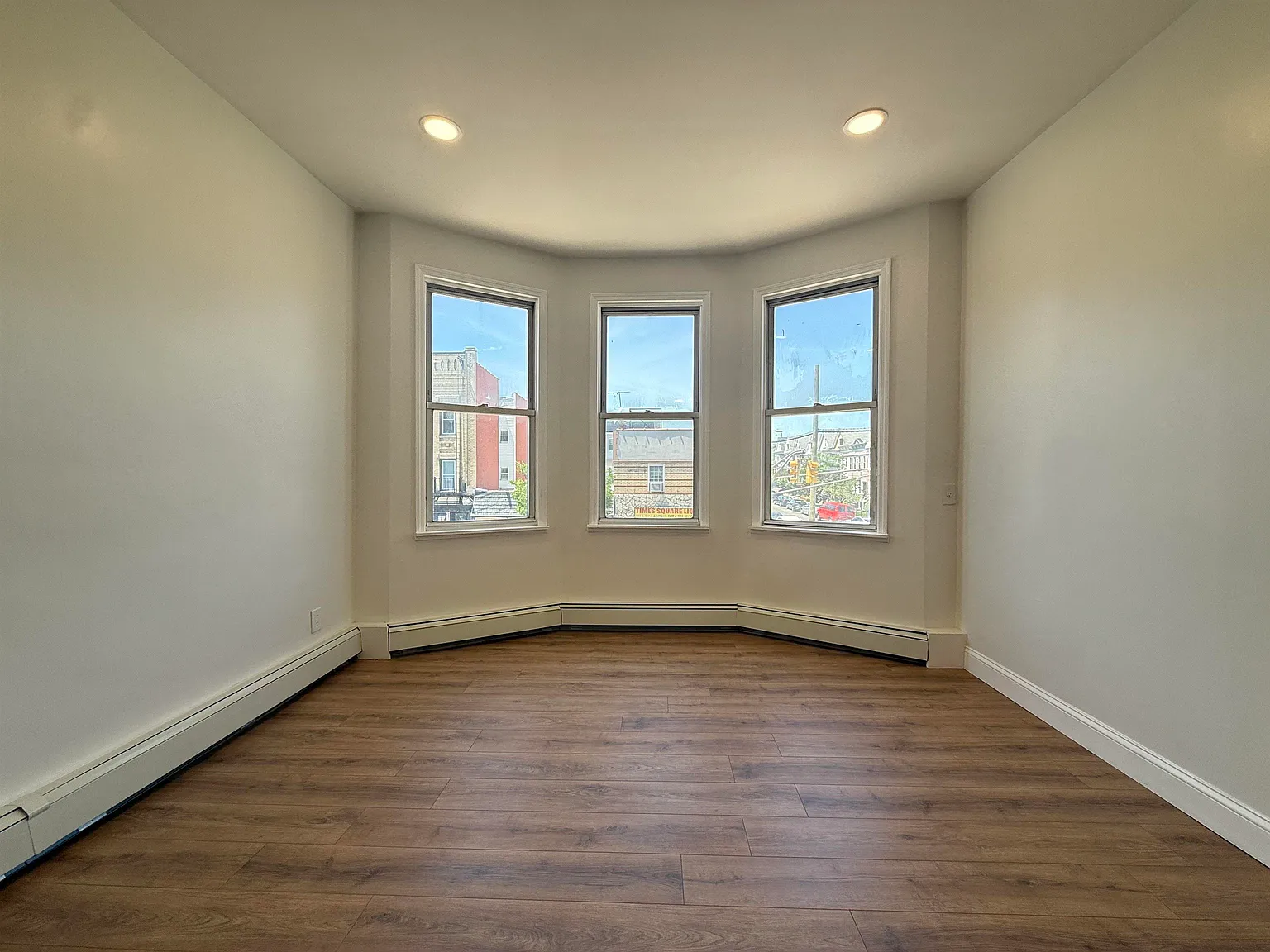 3 bed, 1.0 bath, 1000 sqft, $2,300 — Photo 4