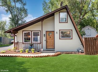 303 Oakleaf Rd, Lake In The Hills, IL 60156