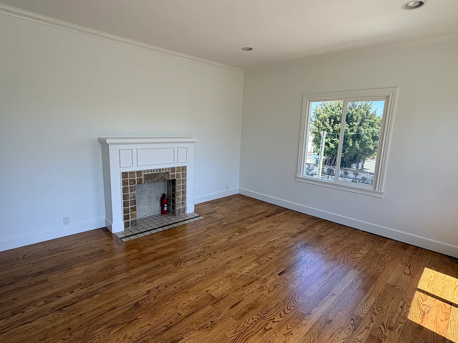 2 bed, 800 sqft, $3,950 — Photo 2