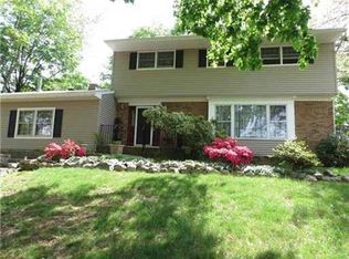 22 Iroquois Dr, Parlin, NJ 08859