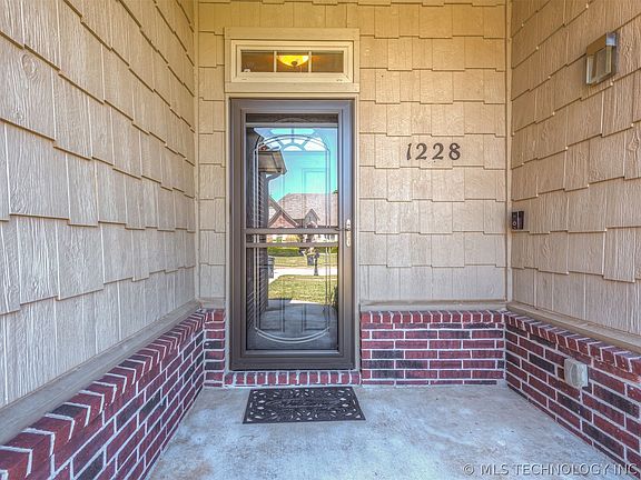 5th image of 1228 E 134th St