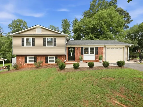 602 Merriweather Dr, King, NC 27021