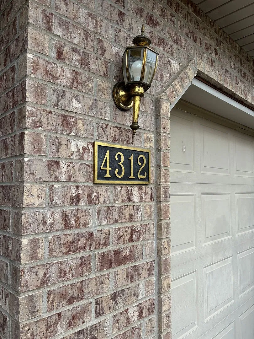 All brick, 3 bedroom, 2 bathrom, 2 car garage ranch home in the Kickapoo school boundaries — Photo 2