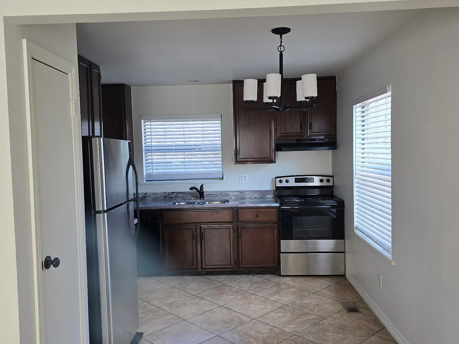 2 bed, 1.5 bath, 1300 sqft, $2,150 — Photo 3