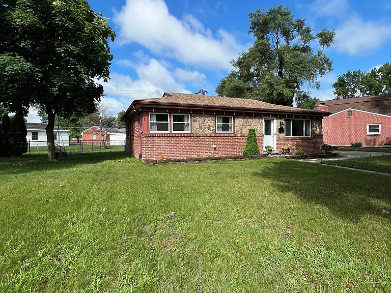4832 Sidney St — Photo 19