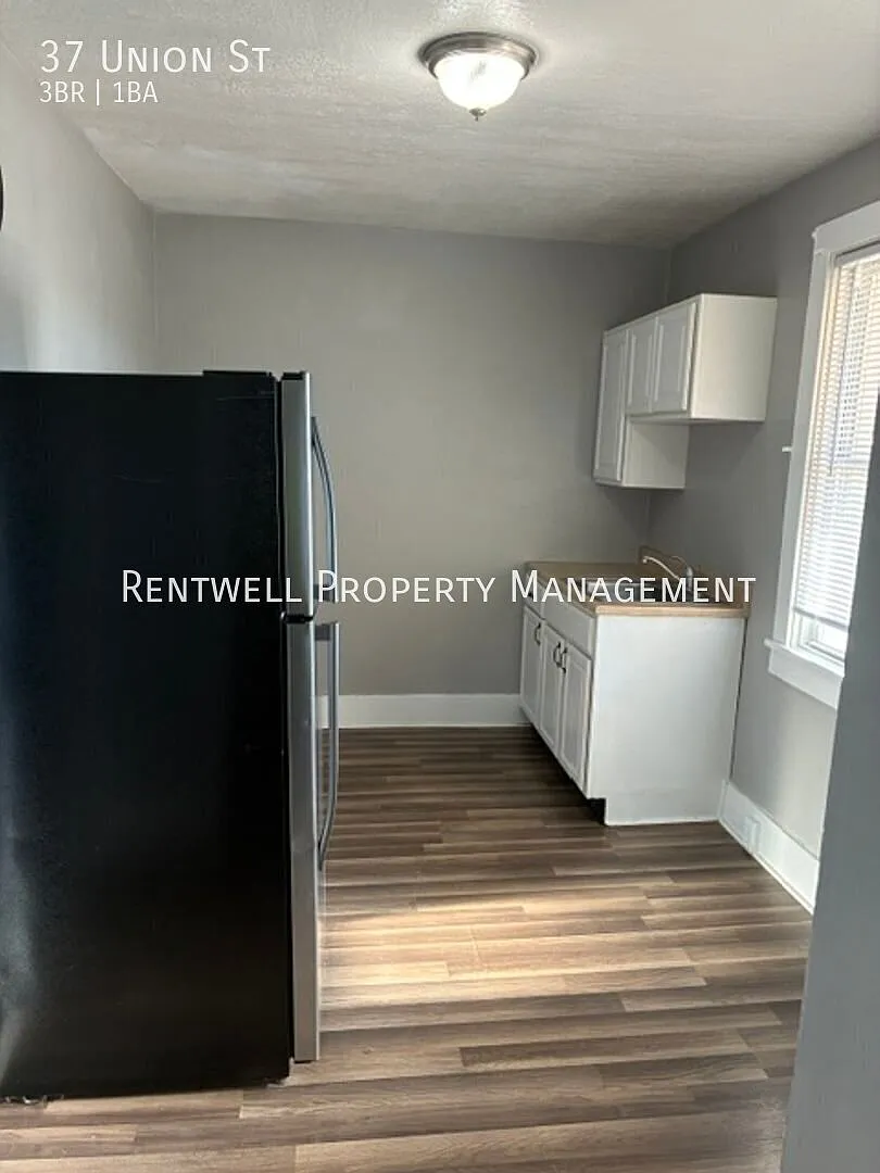 Well-Maintained Charming 3-Bedroom Duplex — Photo 3