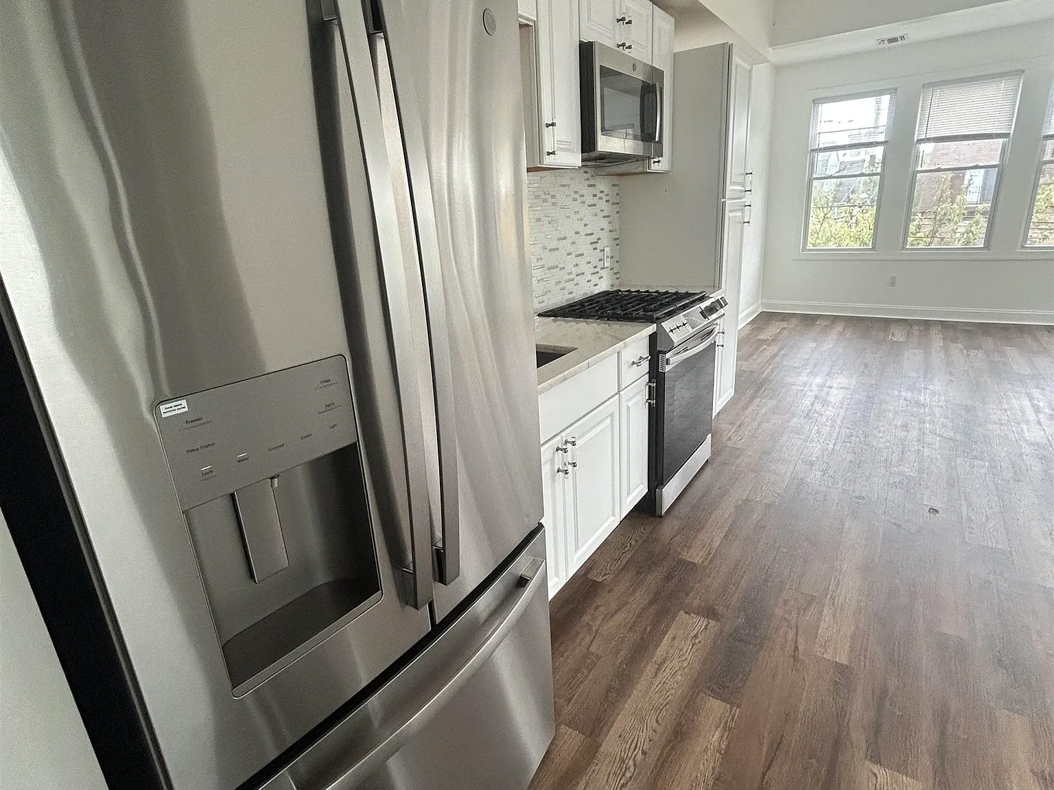 4 bed, 1.0 bath, 2000 sqft, $3,200 — Photo 2