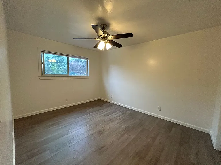 890 E 9th St — Photo 34