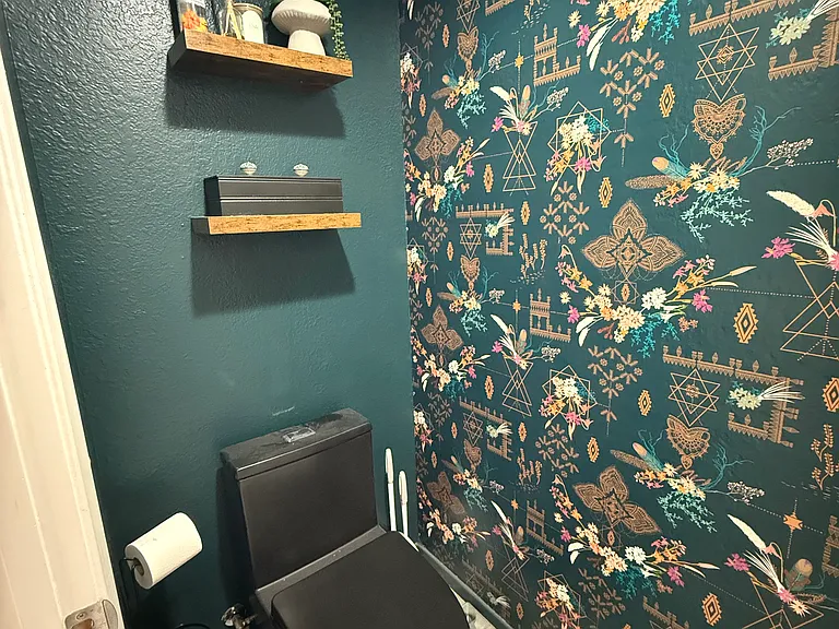 Enclosed toilet room