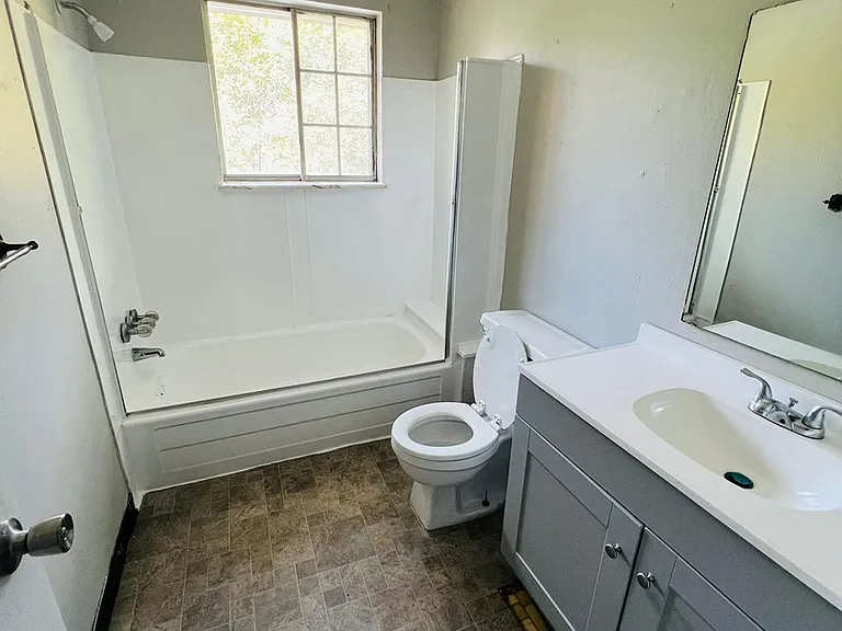 2430 Albany St — Photo 7