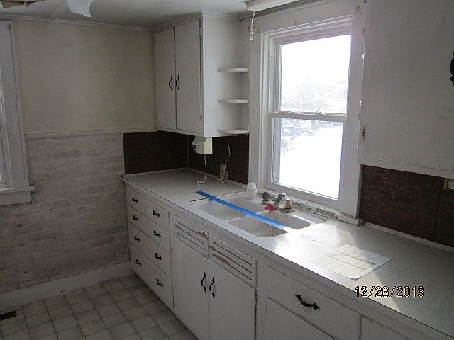 2nd image of 105 E Maple St