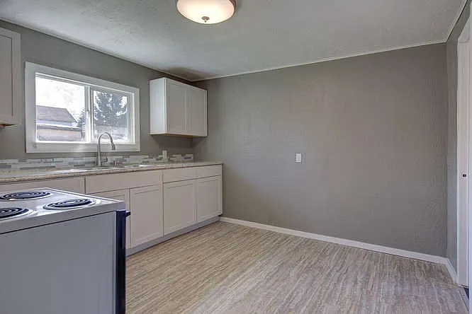 1339 NE Logan St — Photo 3