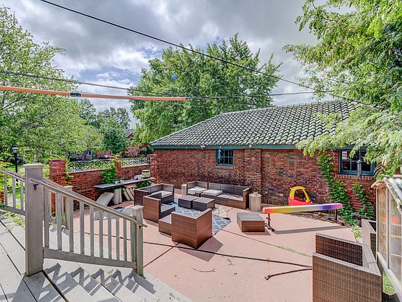 3rd image of 8002 Davis Dr