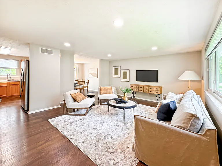 4214 Hanover Dr — Photo 2