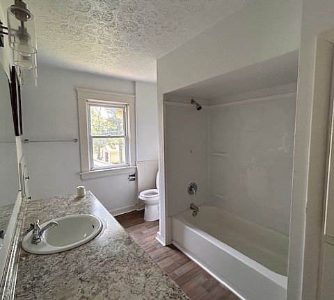 5th image of 556 Storer Ave