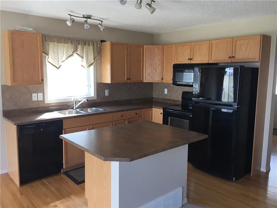 Stunning Duplex in Charlesworth - Single Garage — Photo 4