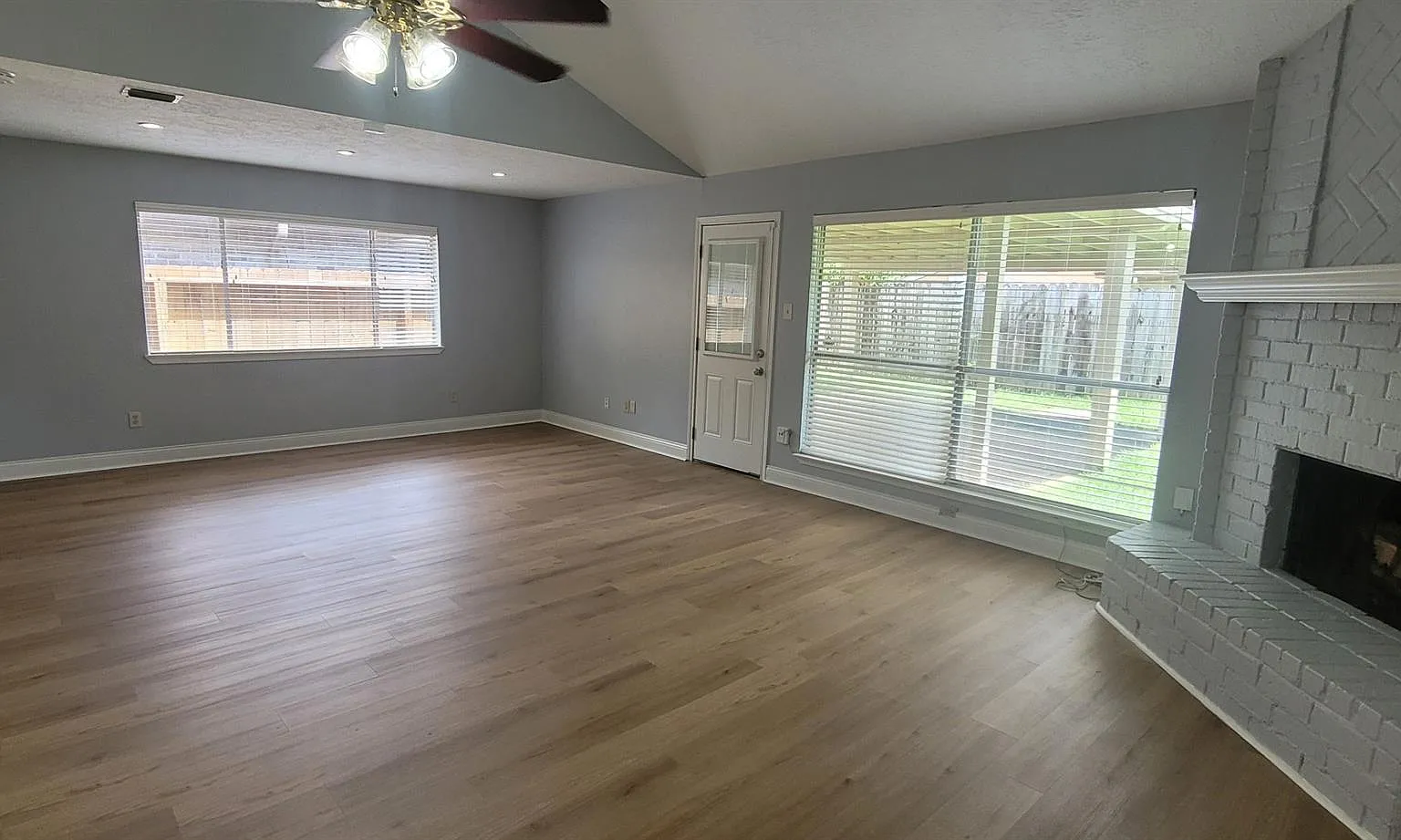 3 bed, 2.0 bath, 1662 sqft, $1,900 — Photo 2