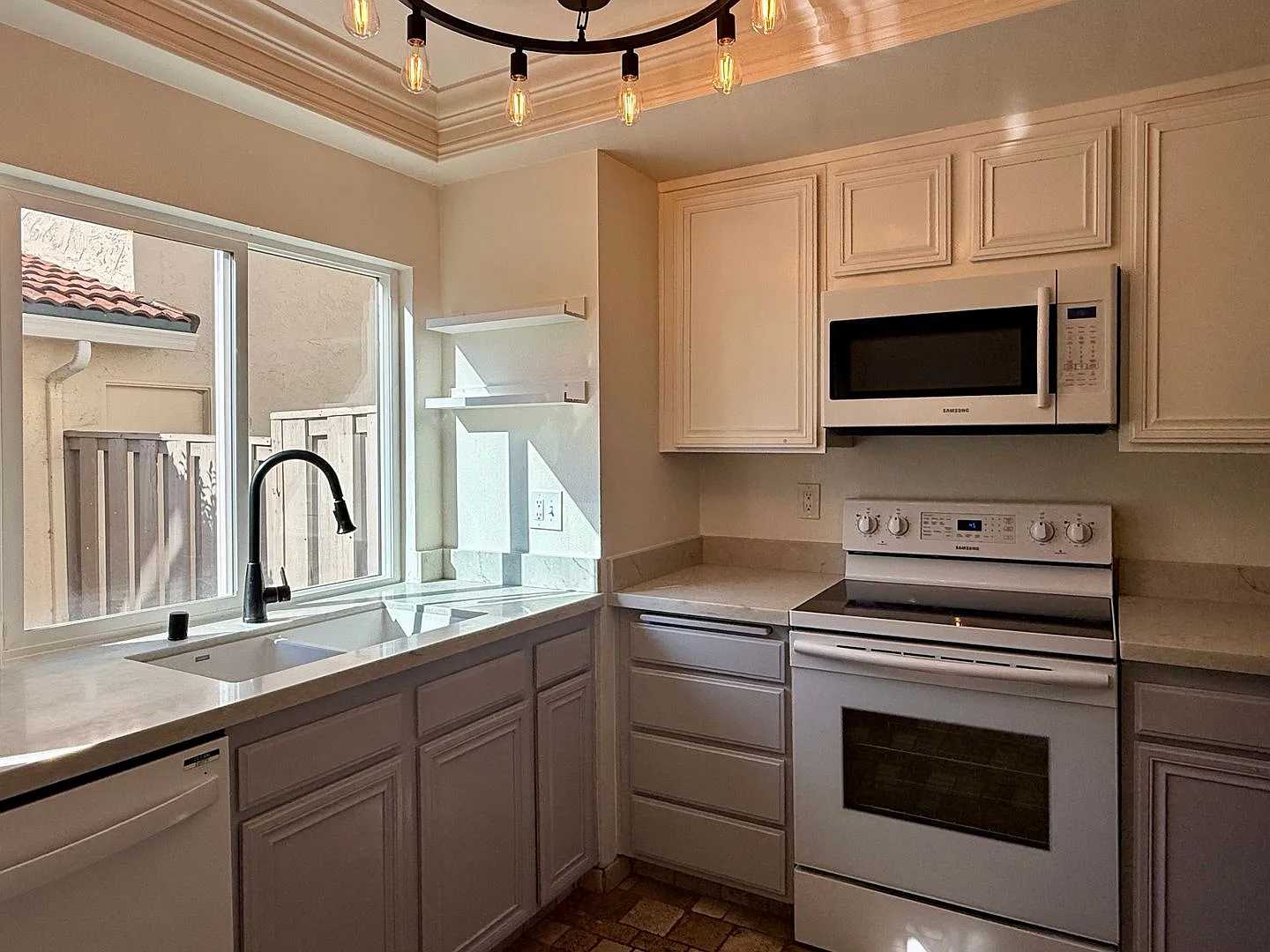 Beautiful 1 Bedroom, 1 Bathroom Townhouse in Franciscan Gardens Community — Photo 2