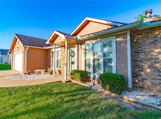 1213 Fox Run Dr, Warrensburg, MO 64093