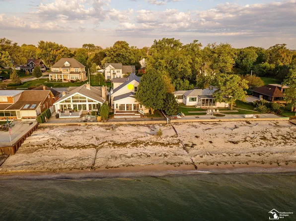 12294 Lakeshore Dr, La Salle, MI 48145