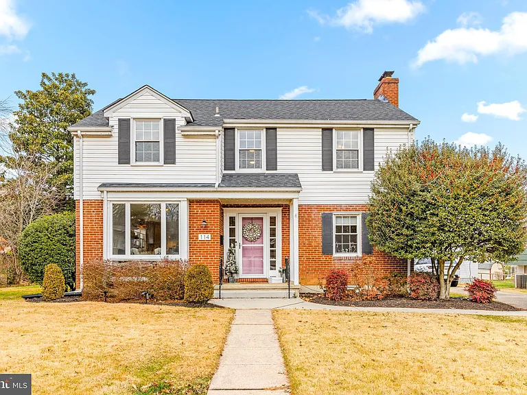 114 E Aylesbury Rd — Photo 3