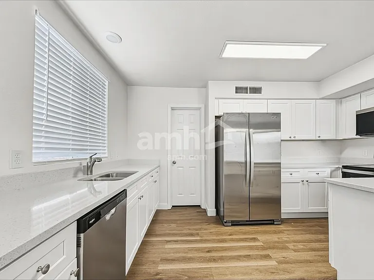 4071 E Abraham Ln — Photo 4