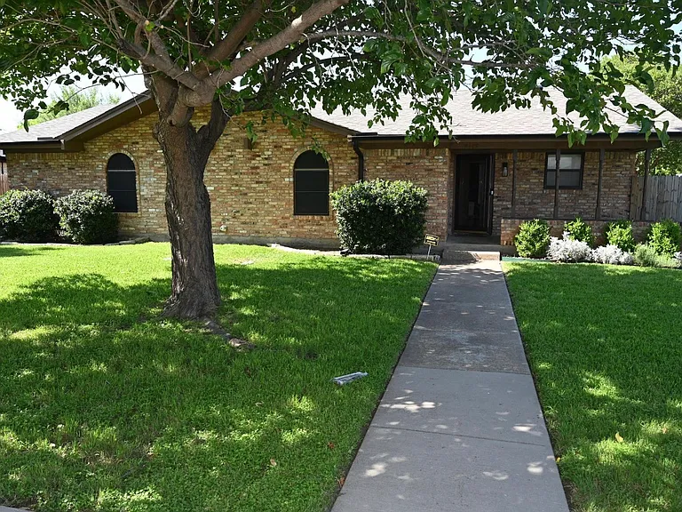 2117 Wellington Dr — Photo 2