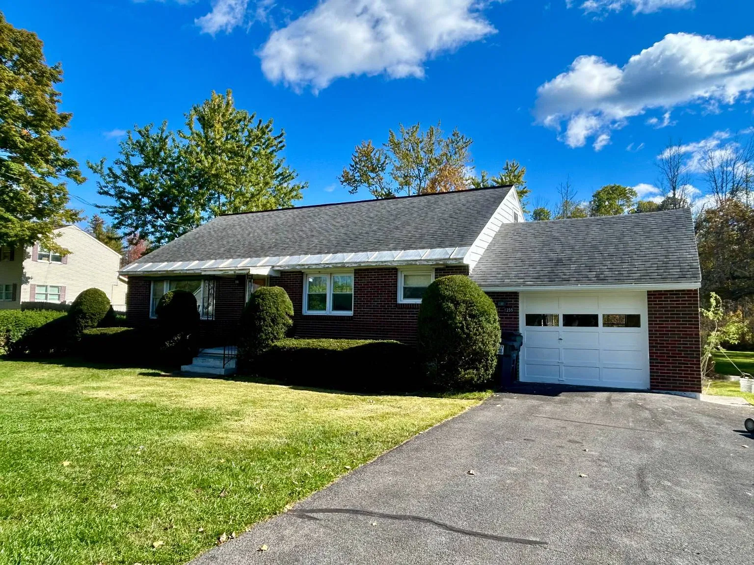 3 bed, 1.0 bath, 1260 sqft, $2,100 — Photo 1