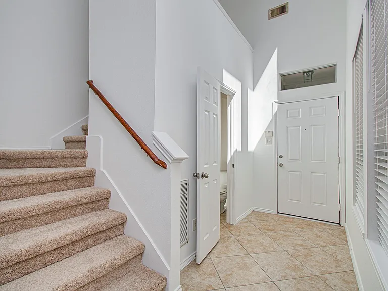 743 Hallsleigh Ln — Photo 10