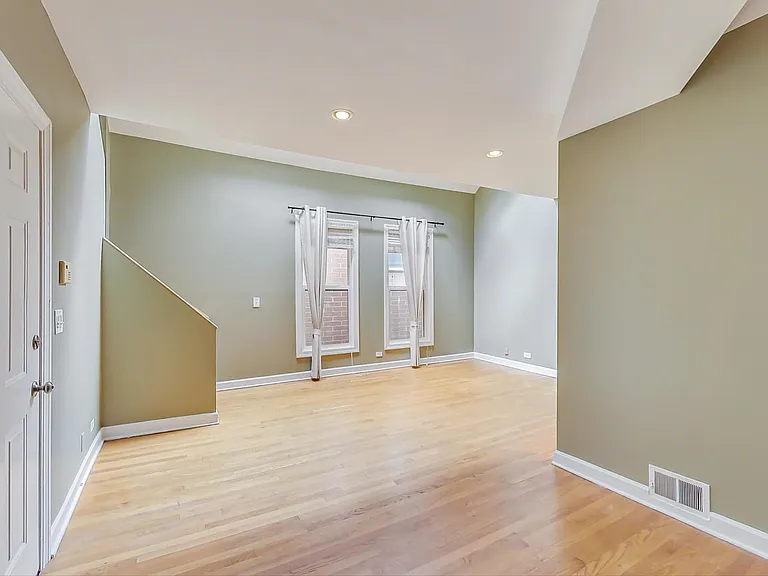 2330 N Greenview Ave #2R — Photo 4