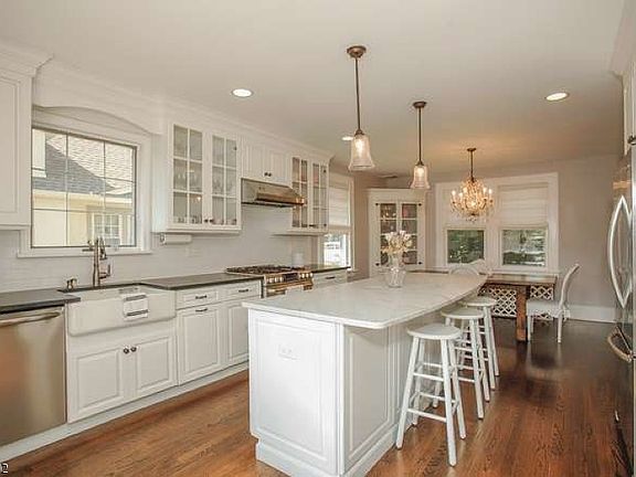 4th image of 382 Dartmouth St