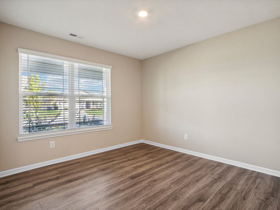 1st image of 922 Lotus Dr