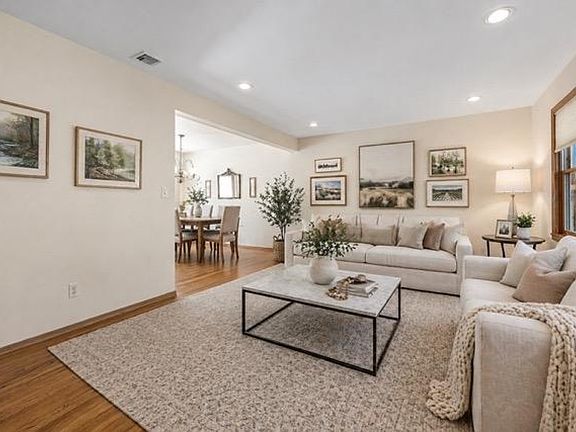 4th image of 10 Woodmere Rd