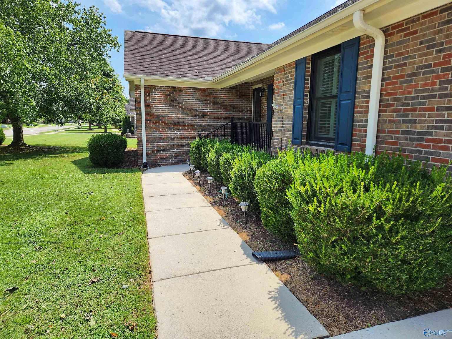 3 bed, 2.5 bath, 2100 sqft, $2,200 — Photo 2