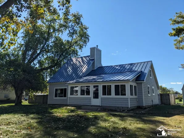 6365 Avenue St E, La Salle, MI 48145