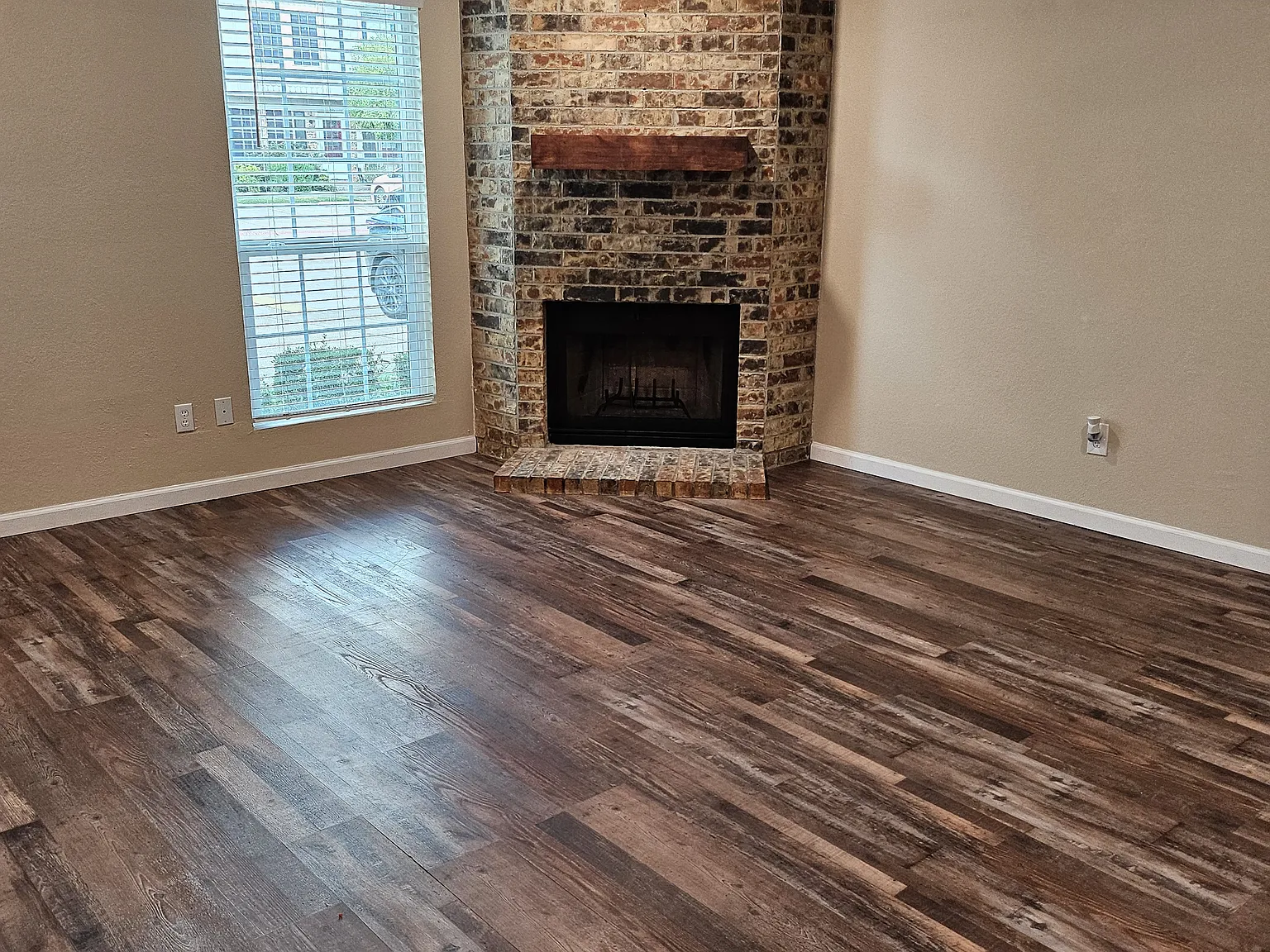 2 bed, 1.5 bath, 976 sqft, $1,675 — Photo 2