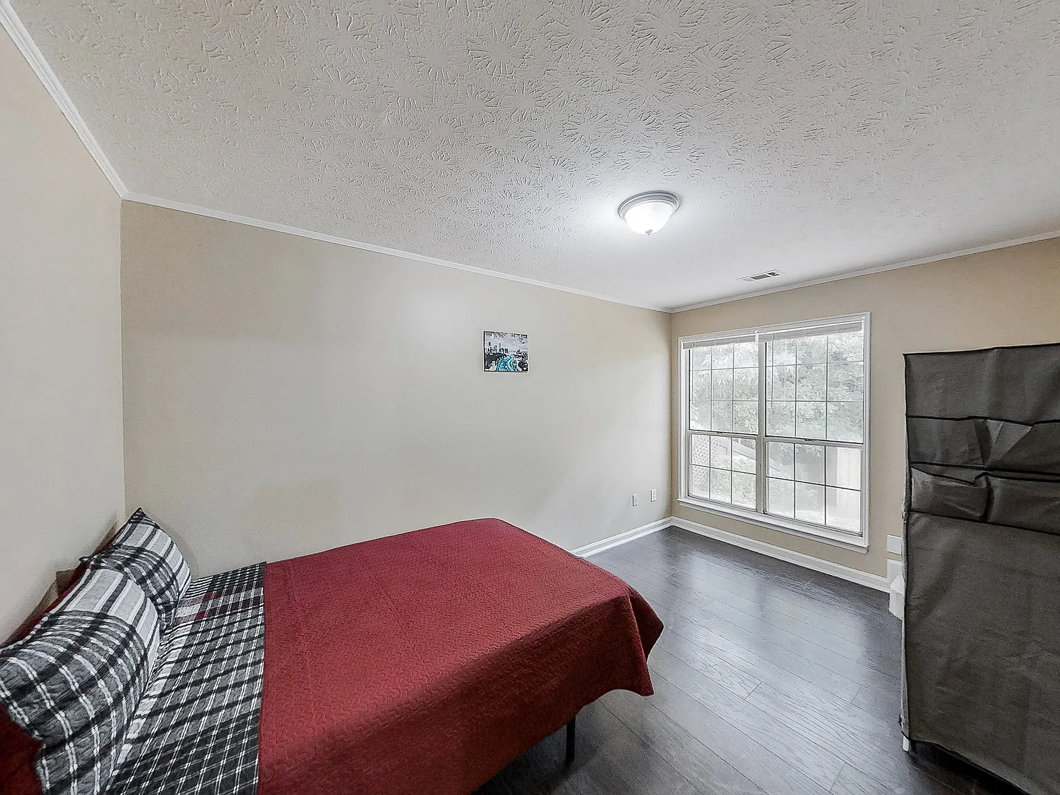 4 bed, 2.0 bath, 1914 sqft, $702 — Photo 1