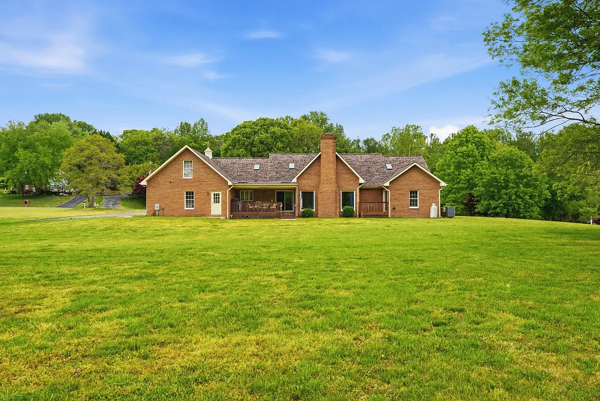 Building Photo - 1126 Somerset Ln