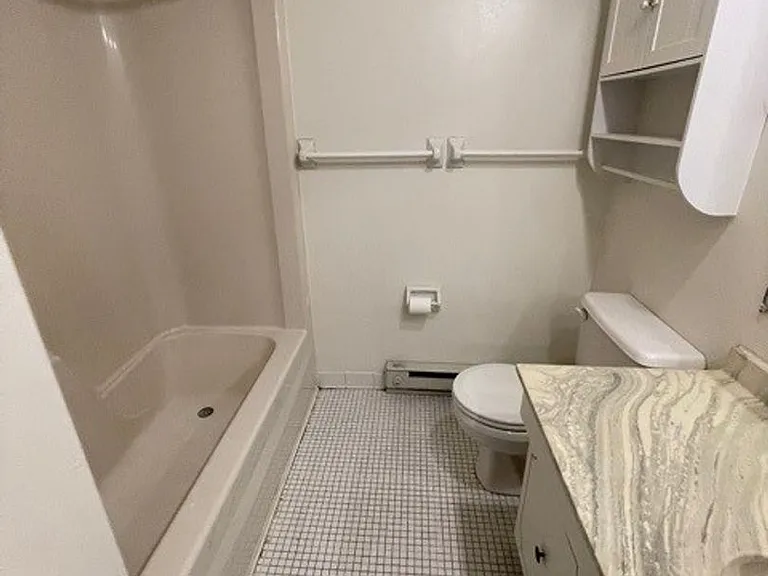 University Park Apartments near Cornell University — Photo 405