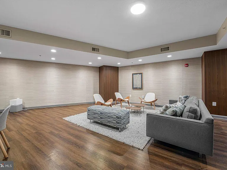 400 Massachusetts Ave NW #820 — Photo 37