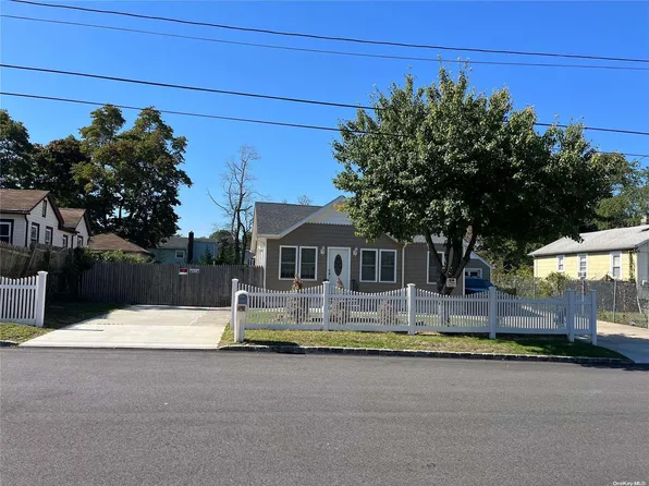 (undisclosed Address), Wyandanch, NY 11798