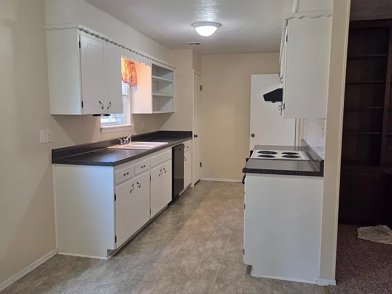 1242 SE Saddle Ln — Photo 3
