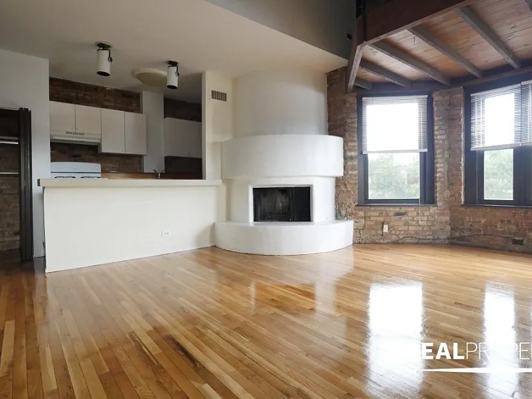 556 W Wellington Ave #3F — Photo 1
