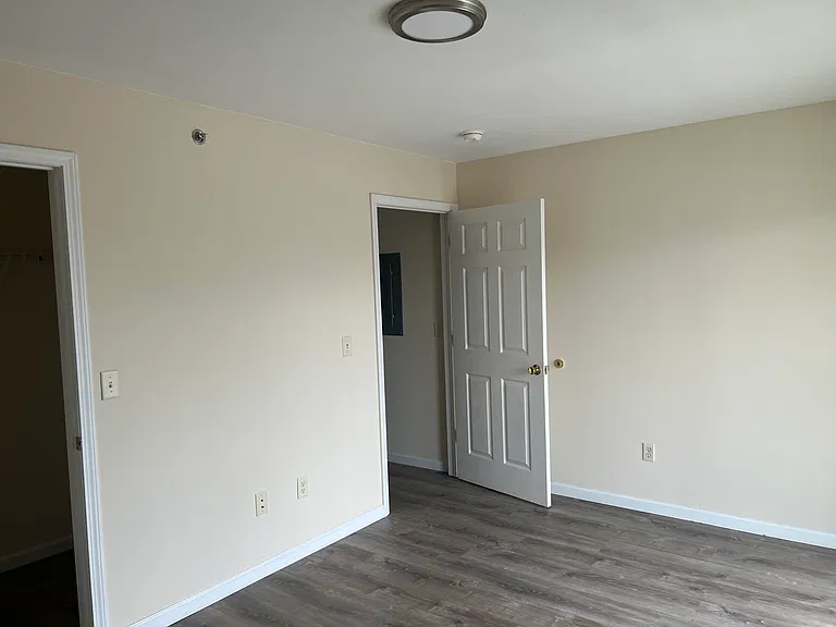 Holly Brook Apartments — Photo 35