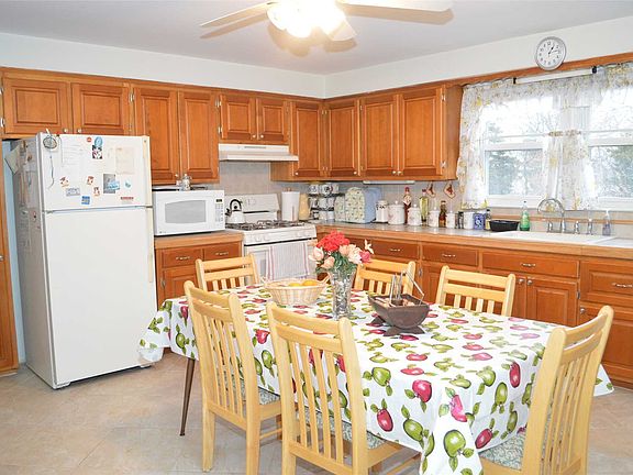 5th image of 207 Berkshire Dr